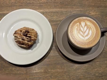 カフェラテ_ウォールナッツスコーン カフェ,カフェラテ,ラテアートの写真素材