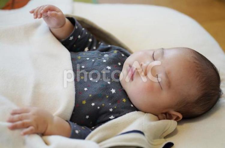 寝る5ヶ月目の赤ちゃん 赤ちゃん,子供,子どもの写真素材