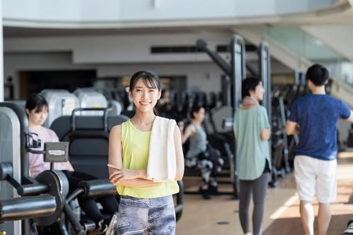 ジムでトレーニングする若い女性 ジム,フィットネス,トレーニングの写真素材