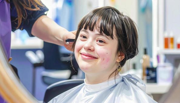 美容室で髪をセットされるダウン症の女性 美容室で髪をセットされるダウン症の女性の写真