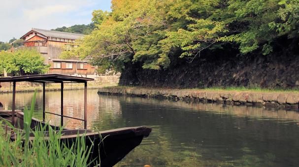 初秋の八幡堀 手漕ぎ和舟 初秋の八幡堀 手漕ぎ和舟 八幡堀,初秋,手漕ぎ和舟の写真素材