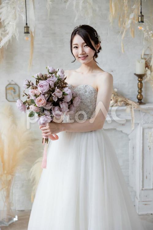 ブーケを持つ花嫁（縦位置・半身） 花嫁,女性,結婚の写真素材
