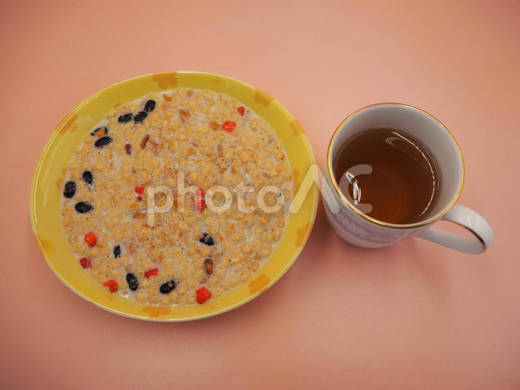 グラノーラと豆乳＆紅茶・お家ごはん グラノーラ,豆乳,大豆の写真素材