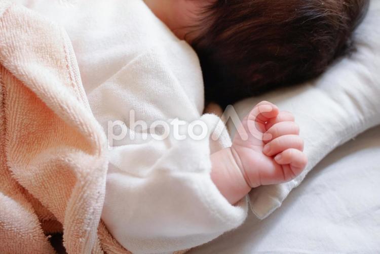 赤ちゃん　手　お昼寝　ねんね　布団 赤ちゃん,お昼寝,ねんねの写真素材
