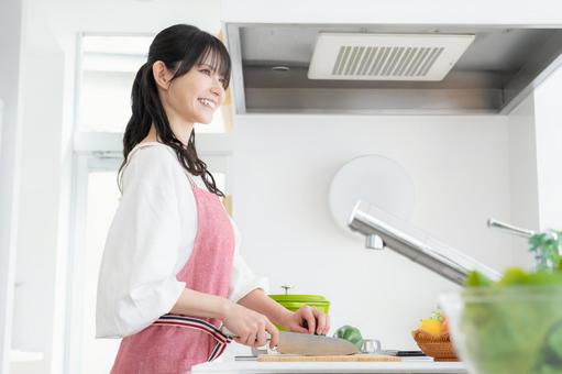 キッチンで料理を作るミドルの女性 キッチンで料理を作るミドルの女性 料理,女性,ミドルの写真素材