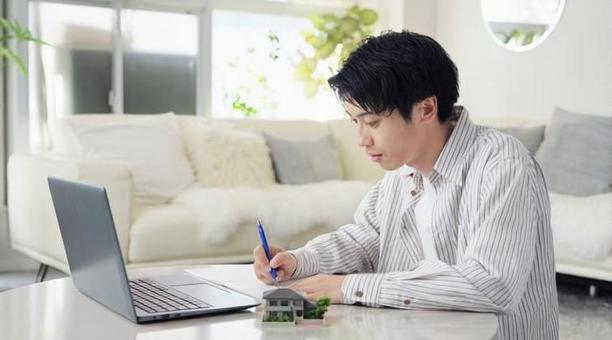 不動産関係の勉強をするアジア人男性 不動産関係の勉強をするアジア人男性 男性,不動産,宅建の写真素材