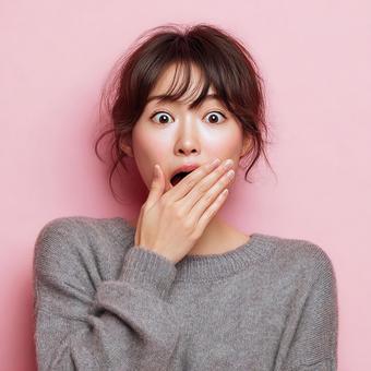 ハッとした表情が印象的な日本人女性 ハッとした表情が印象的な日本人女性の写真