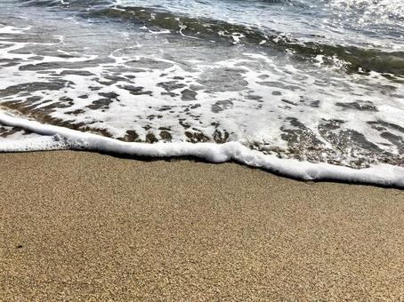 間近の波打ち際 間近の波打ち際の写真