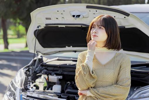 自動車の故障で困る女性 自動車の故障で困る女性 女性,自動車,故障の写真素材
