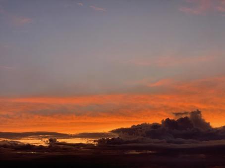 燃えるような夕方の空 燃えるような夕方の空 夕焼け,夕焼け空,空の写真素材