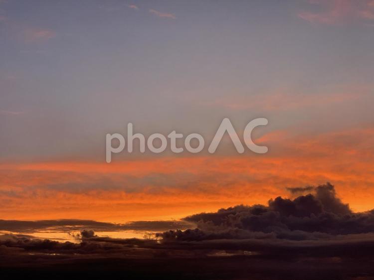 燃えるような夕方の空 夕焼け,夕焼け空,空の写真素材