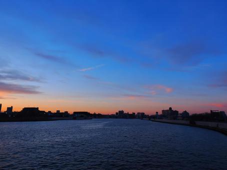 夕焼けスカイツリーが映える中川 夕焼けスカイツリーが映える中川の写真