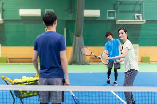 スポーツジムでテニスをする若い男女 テニス,テニススクール,スポーツジムの写真素材