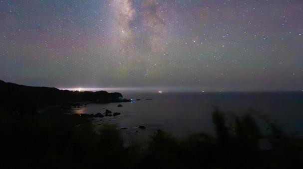 星空の夜に灯台が照らす 星空,夜,灯台の写真素材