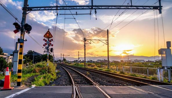電車が通過する踏切と遮断機の写真