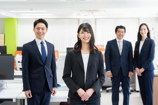 オフィスで仕事をする男女のビジネスマン オフィスで仕事をする男女のビジネスマン ビジネス,会議,ビジネスマンの写真素材