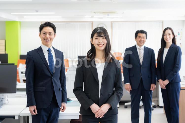 オフィスで仕事をする男女のビジネスマン ビジネス,会議,ビジネスマンの写真素材