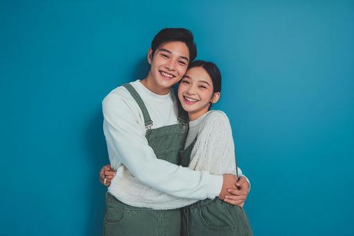 愛おしそうに抱き合う二人 愛おしそうに抱き合う二人の写真