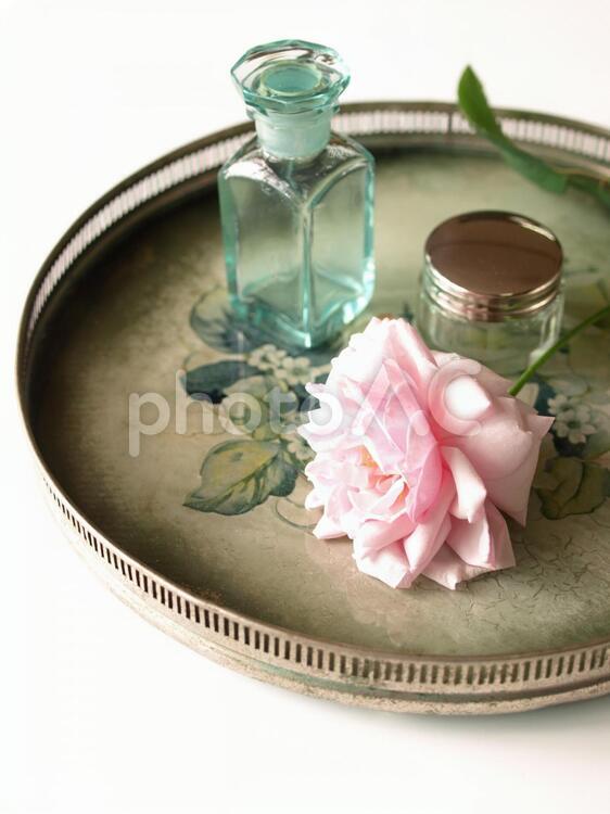 アンティークな雑貨と薔薇の花 アンティーク,レトロ,雑貨の写真素材