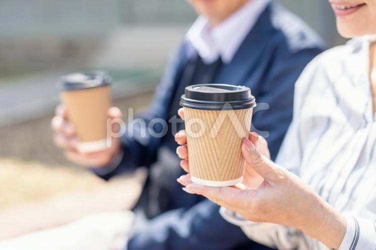 カジュアルビジネスの会社員 コーヒー,休憩,笑顔の写真素材