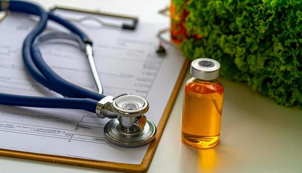 医学イメージ 聴診器と赤と黄色の試薬 医学イメージ 聴診器と赤と黄色の試薬の写真