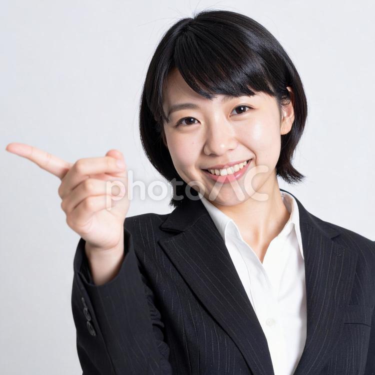 指を指してポイントを説明する女性 女性,説明,ビジネスの写真素材