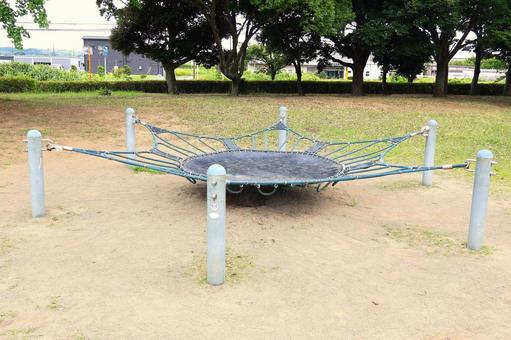 袖ケ浦公園の「遊具のトランポリン」 袖ケ浦公園の「遊具のトランポリン」の写真