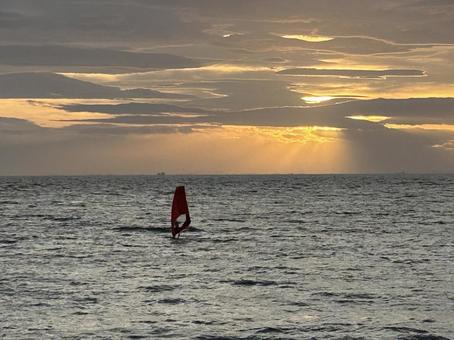 ウインドサーフィン中のサンセット ウインドサーフィン中のサンセット 海,景色,夕暮れの写真素材
