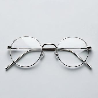 折りたたまれた状態の清潔な丸型眼鏡 折りたたまれた状態の清潔な丸型眼鏡の写真