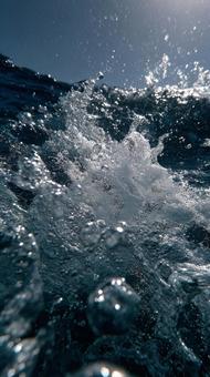 激しく波立つ水面:ダイナミックな水しぶき 激しく波立つ水面:ダイナミックな水しぶきの写真