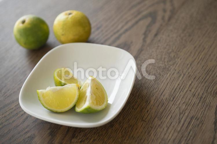 お皿に盛られたかぼす フルーツ,果実,食べ物の写真素材