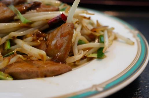 中華料理店のニラレバ炒め 中華料理店のニラレバ炒めの写真