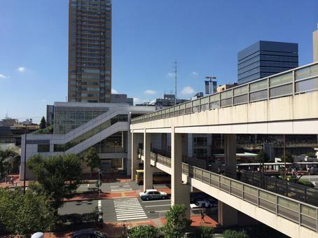 東戸塚駅東口の風景、大通りと歩道橋、街並 東戸塚駅,東口,歩道橋の写真素材