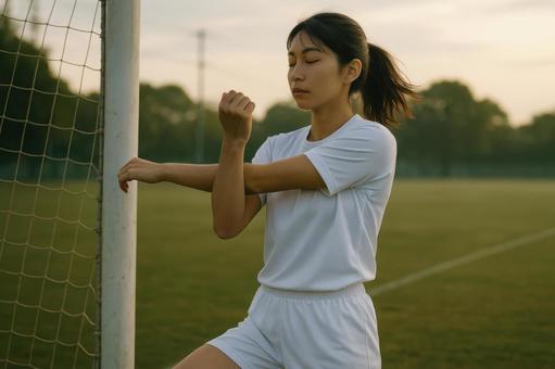 試合前にストレッチをする女子選手 試合前にストレッチをする女子選手の写真