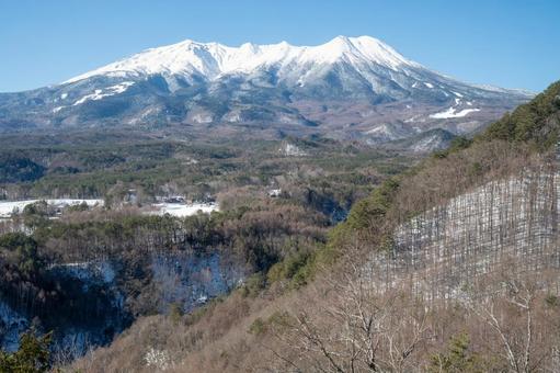 高原から望む冠雪の御嶽山 高原から望む冠雪の御嶽山の写真