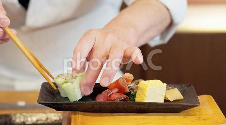 料理を盛り付ける料理人の手元 料理,料理人,盛り付けの写真素材