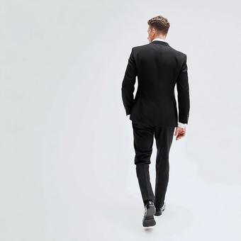 背後から見た、ブラックスーツの男性 背後から見た、ブラックスーツの男性の写真