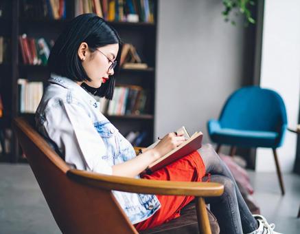 読書に没頭する女性 読書に没頭する女性の写真