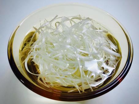 白髪ネギとガラスのボウル2 白髪ネギとガラスのボウル2 ネギ,白髪ネギ,野菜の写真素材