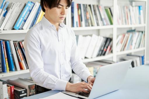 Male construction management engineer who organizes materials on a laptop computer, homem, empresário, ei trabalho na indústria, JPG