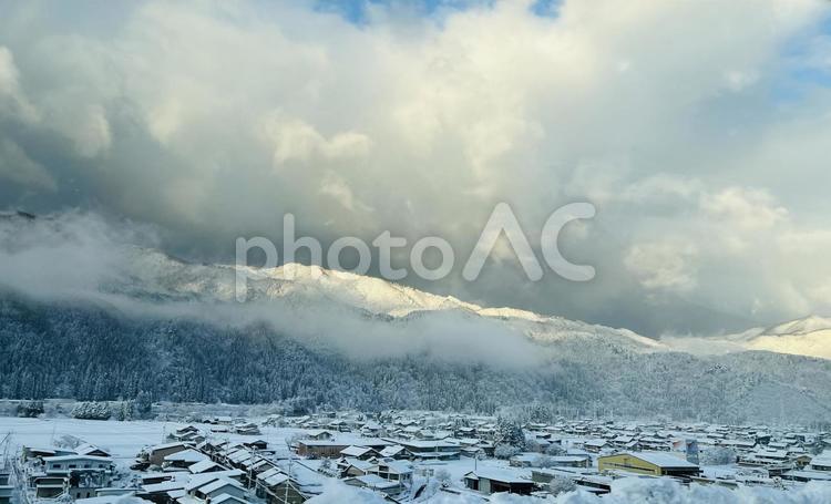 冬の風景　郡上市白鳥町 曇天,景色,自然の写真素材