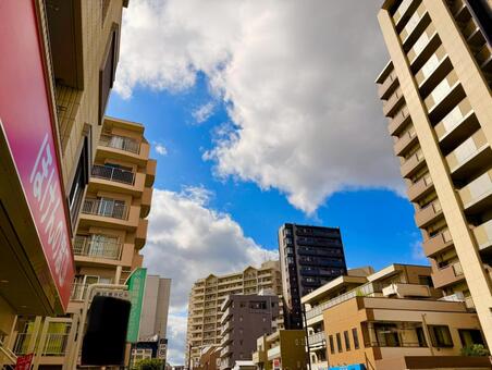 亀有のローカルなビル群と青空 青空,空,ブルースカイの写真素材