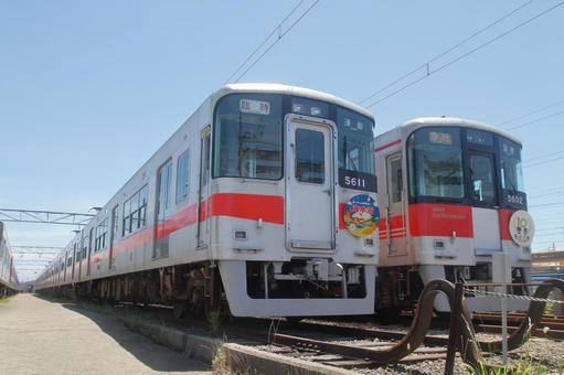 山陽電鉄、東二見車庫に並ぶ5000系 山陽電鉄、東二見車庫に並ぶ5000系の写真