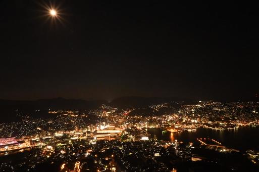きらめく月と日本三大夜景 きらめく月と日本三大夜景の写真