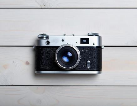 木目背景のレトロカメラの写真