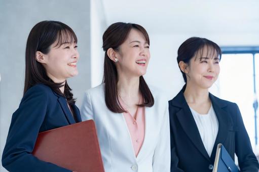 三人のビジネスウーマン 三人のビジネスウーマン ビジネス,チーム,集合の写真素材