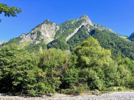 梓川から明神岳方面を見上げる 梓川から明神岳方面を見上げる 上高地,梓川,明神岳の写真素材