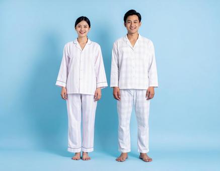 パジャマ姿で並ぶ仲良し夫婦 パジャマ姿で並ぶ仲良し夫婦の写真