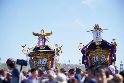 賑わう祭りと御神輿 賑わう祭りと御神輿の写真