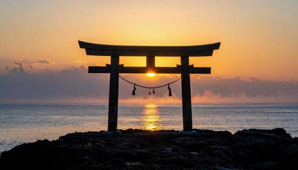 神社の初日の出と気嵐の風景 神社の初日の出と気嵐の風景の写真